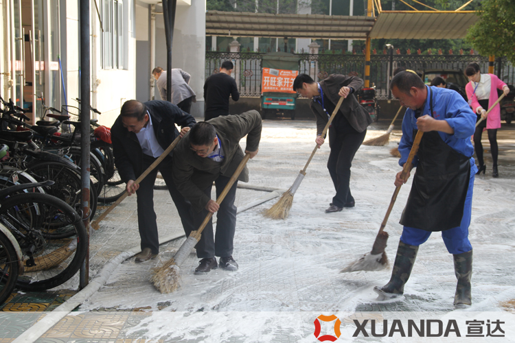 美化家园，爱我华体(中国)-华体官方网页版举行党员先锋模范义务劳动