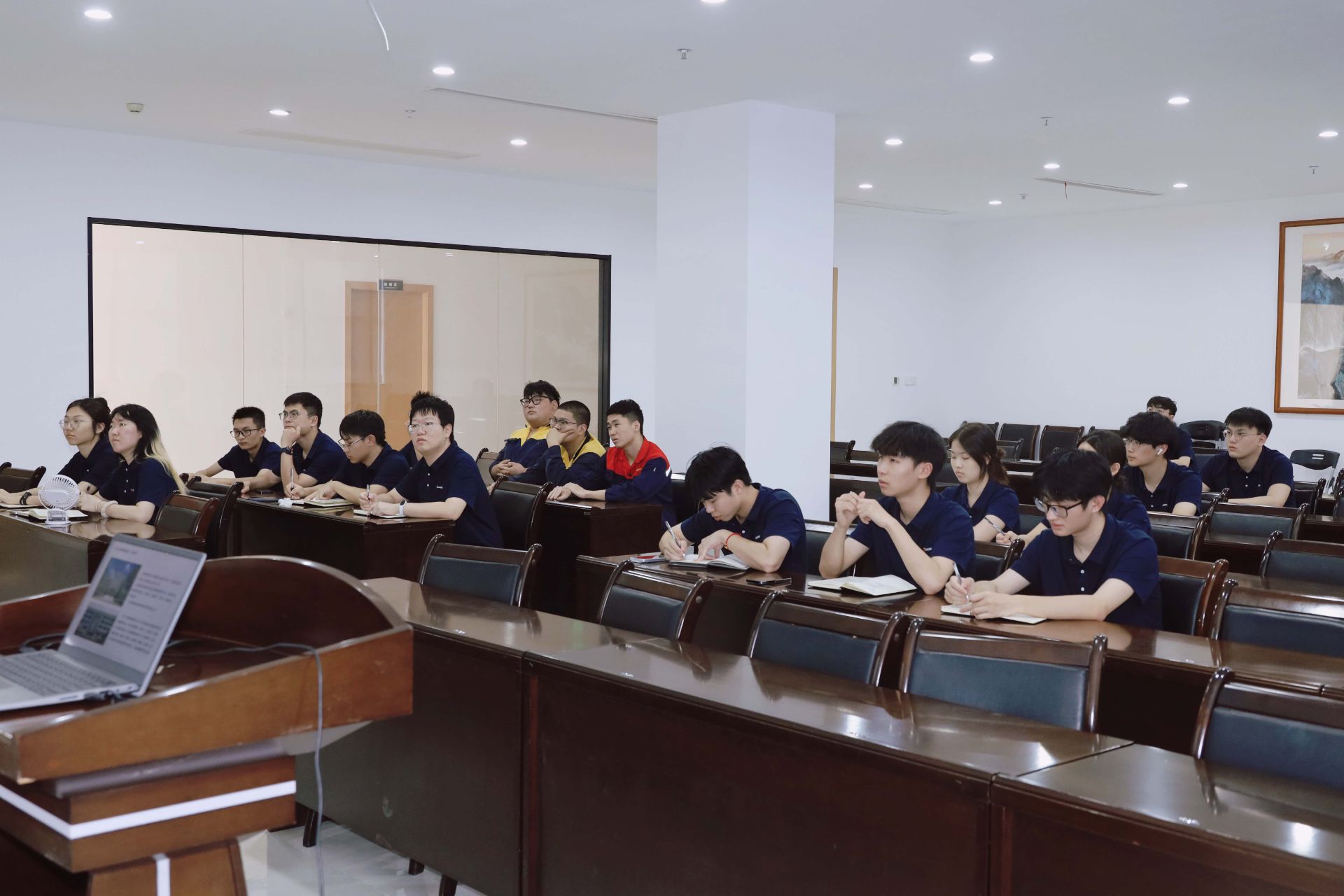 1761527112121064512.jpg 小3.jpg